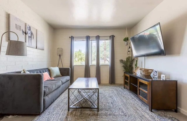 Bright 4BR Getaway – Yard & Perfect Group Escape!