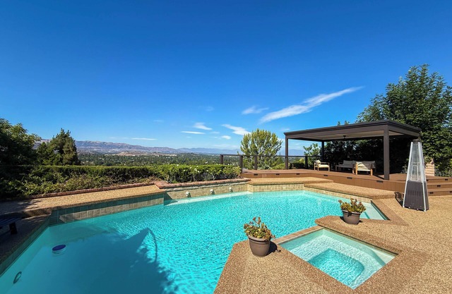 Bright 4BR with Pool and View - GR-HH- MO