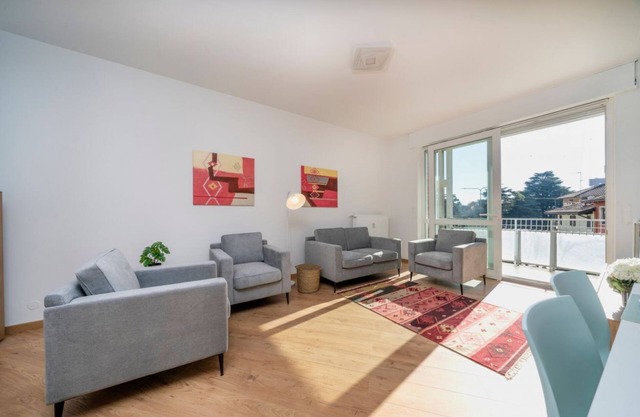 Bright 80 sqm apartment in Piazza Chiavris, located on the second floor of a building with an elevator (accessible via steps). Ideal for 3 guests, it offers a cozy living room, a fully equipped kitchen, two bedrooms, a bathroom, a balcony and a terrace.