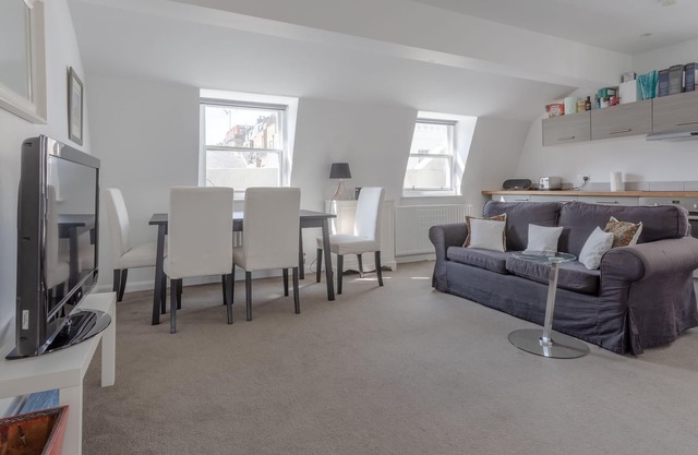 Bright & Airy 1 Bedroom Apartment in Central London