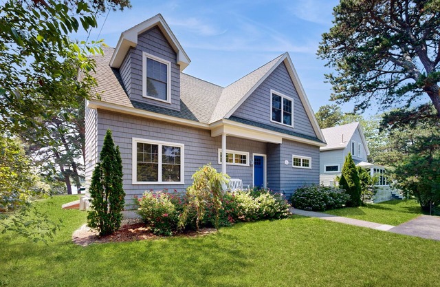 Bright and beautiful bayfront getaway with water access, WiFi, & washer/dryer