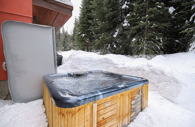 Bright and Central Studio with Private Hot Tub