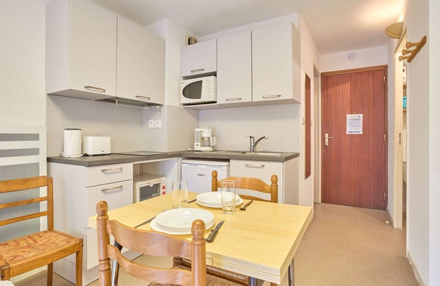 Bright and quiet studio with Wifi, pets allowed