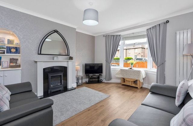 Bright and modern 2 bed flat with parking and a garden you can relax in