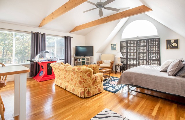 Bright and Modern Wellfleet Studio Apartment Close to Ponds, Trails, and Town