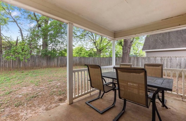 Bright and Open 3 bedroom with King Bed, Privacy Fenced Yard and Fast Wifi