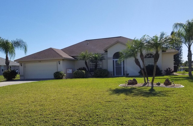 Bright and open home with southern exposure in Rotonda West. A tropical getaway!