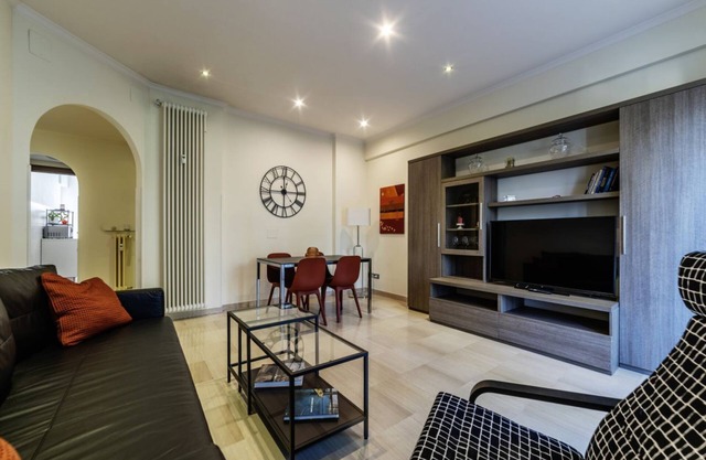 Bright and quiet 100sqm apartment able to accommodate up to 5 people. Located on the 4th floor, with elevator (not suitable for disabled people), of a building just a few minutes from Piazza San Giovanni, the Scala Santa and the Metro stop, the apartment