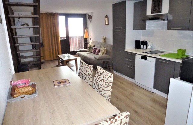 Bright and quiet duplex, 6 ppl, WiFi, balconies, near slopes