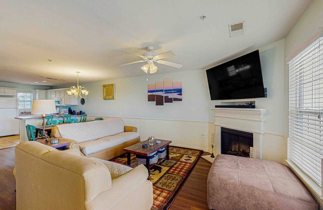 Bright and spacious condo w/patio, jetted tub & community pool - pet friendly