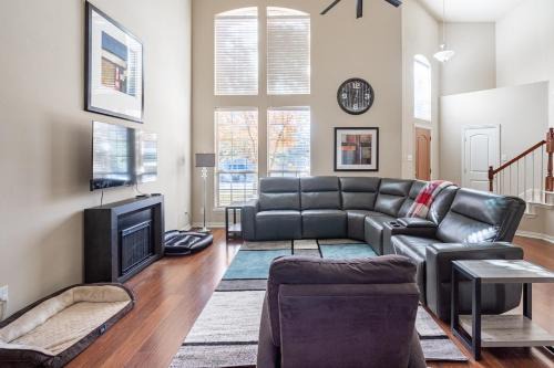 Bright and Spacious 3 Bedroom Townhome, Minutes from DFW Airport