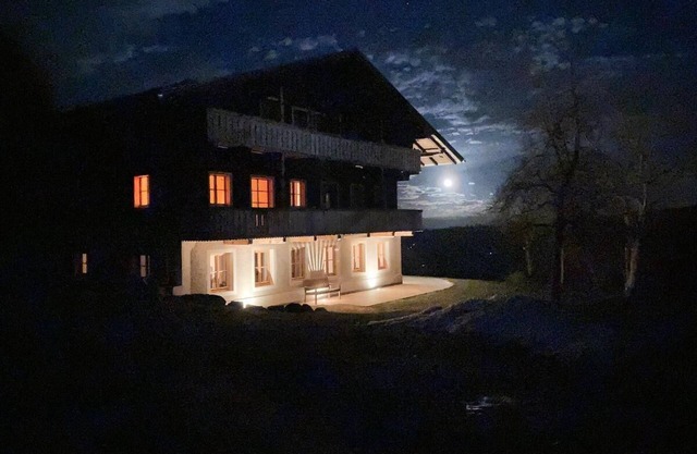 Bright and spacious vacation home (260 m²) for up to 9 people with wrap-around balcony