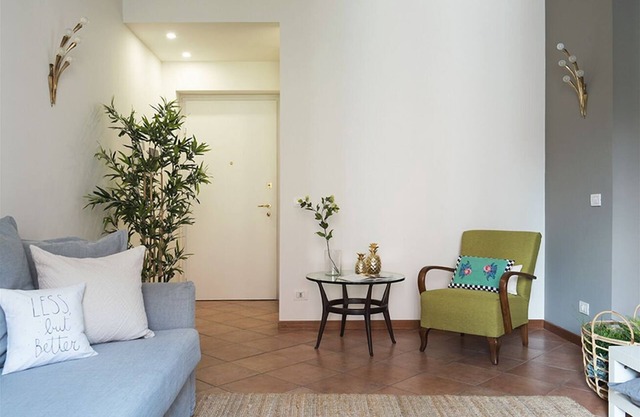 Bright and very central apartment in Corso Como, just a stone's throw from the Unicredit Tower, Eataly, Piazza Gae Aulenti and the new Isola and Porta Nuova districts where the longest walk in Milan begins.Despite being in the center of Milan's nightlife