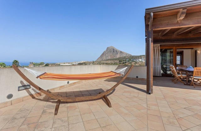 Bright and welcoming 35sqm apartment located on the first floor of an independent villa in Custonaci, a quiet countryside location a short distance from Erice and Cornino! The apartment has a large terrace with outdoor furniture and is completely indepen