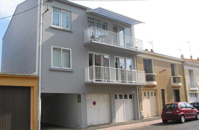 Bright apartment a stone's throw from the beach