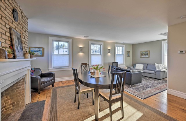 Bright Apartment - 1/2 Mi to Greenport Harbor!
