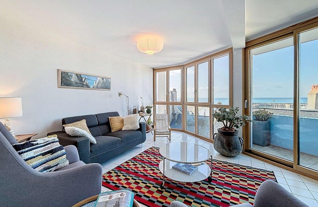Bright apartment with elevator, balcony and free wifi in Granville