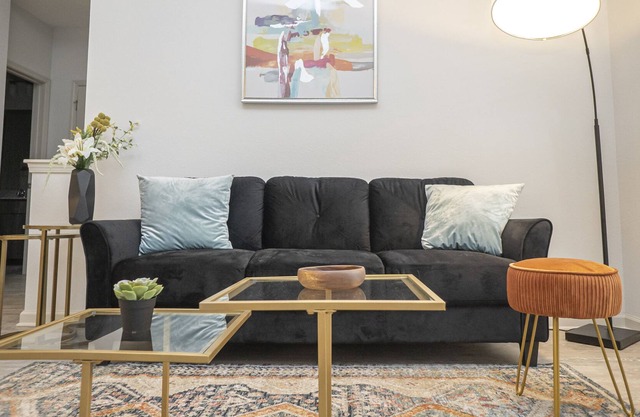 ★Bright & Beautiful 2br | Near CLT| WiFi + Parking★