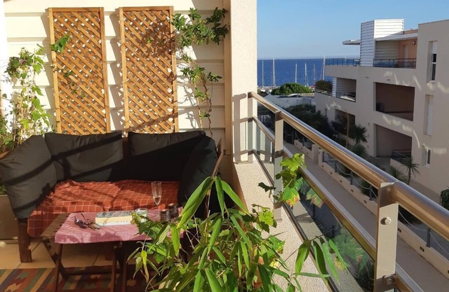 Bright beautiful vacation apartment by the sea/Bel appartement de vacances en bord de mer