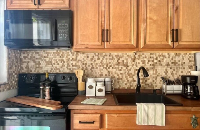 Bright Bungalow. 2 min walk 2 Beach. Sleeps four