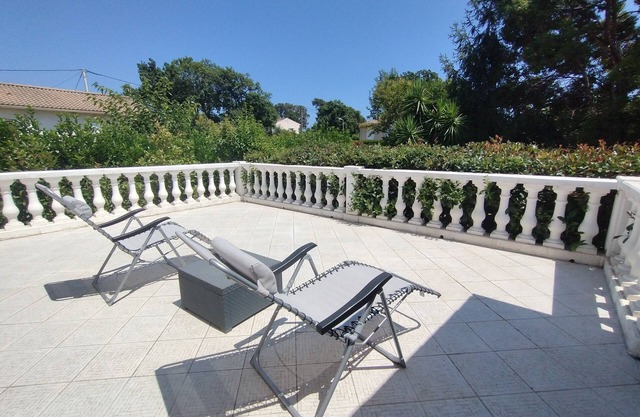 Bright, comfortable villa with landscaped garden, 5 minutes from the beach!