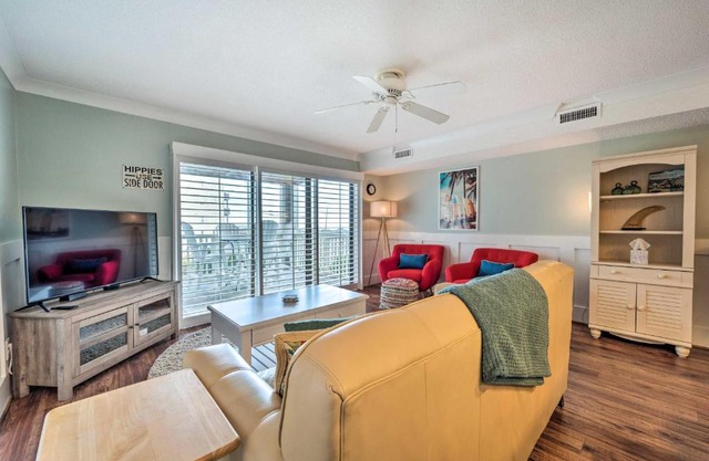 Bright Carolina Beach Condo - Walk to Shore!