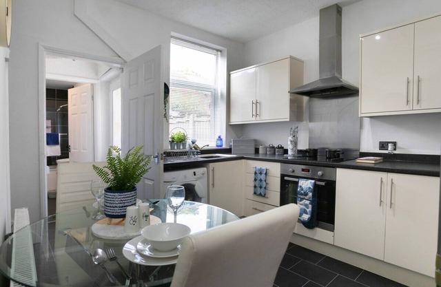 Bright Central 2BR Home: WiFi, Garden, Queens Park