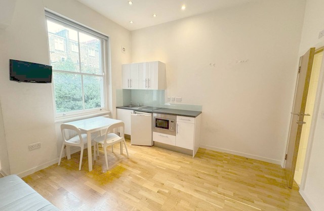 Bright central private first floor apartment Kensington Olympia