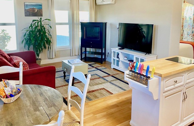 Bright & Charming Loft in Beautiful neighborhood!