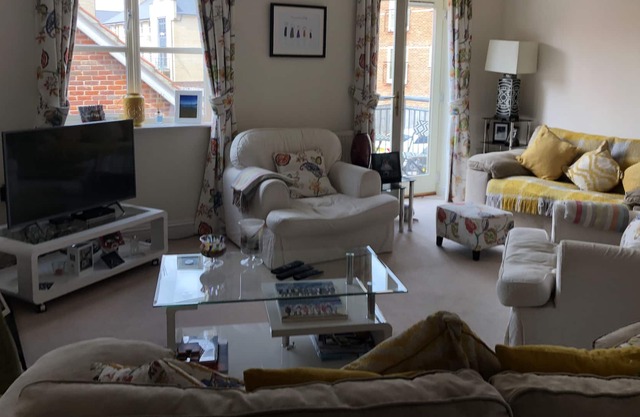 Bright clean town house 5 mins walk to City Centre
