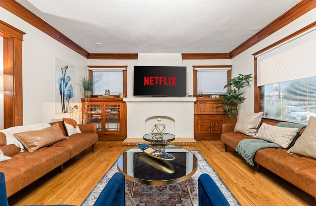 Bright Coastal Escape 4 Bedroom 2 Bath Near CSULB Long Beach Airport and Beach