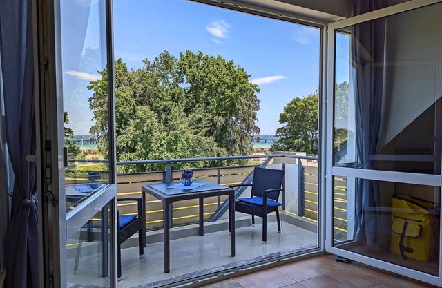 Bright, comfortably furnished apartment directly on the dyke and beach - Residence