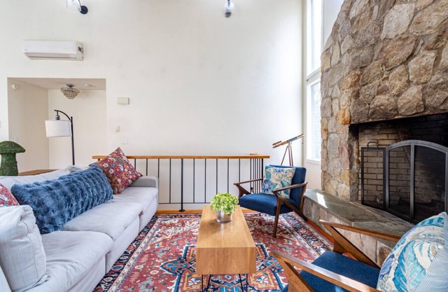 Bright Contemporary Near The Best Hiking Trails