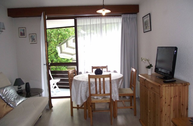 Bright, cosy apartment with free private parking and terrace for 4