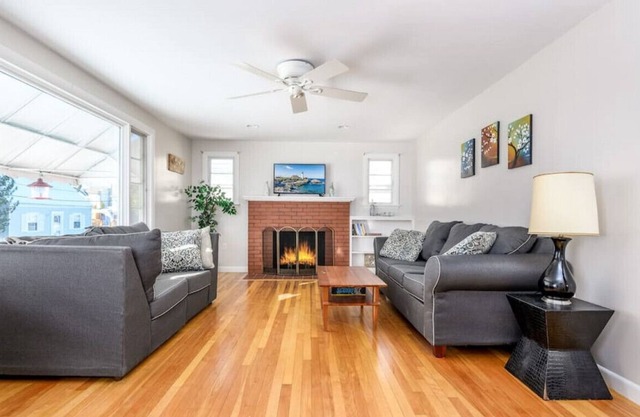 BRIGHT & COZY| 2 BEDROOM HOME| STEPS TO THE BEACH