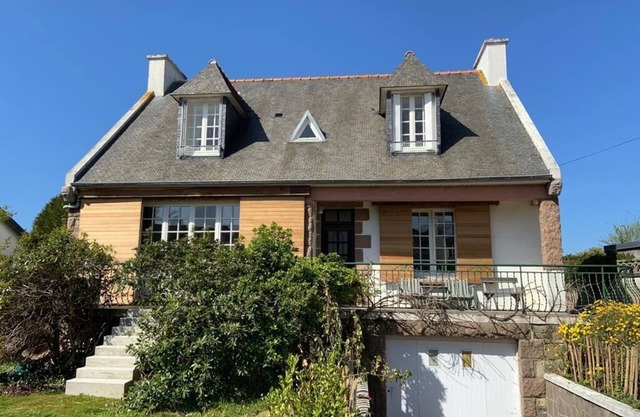 Bright family home, 5 bedrooms for 10/11 people, 250m from the beach