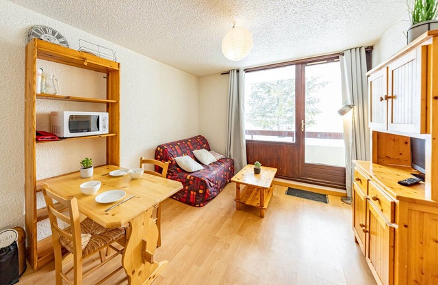 Bright studio for 4 near slopes, TV, equipped kitchen