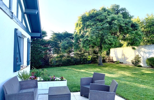 Bright house with Jacuzzi, walking distance to town center, 6-minute beach.