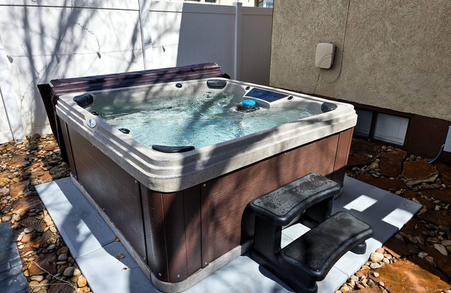 Bright, Huge Kitchen, Private Hot Tub, Fireplace, & BBQ! Walk to Downtown Price!