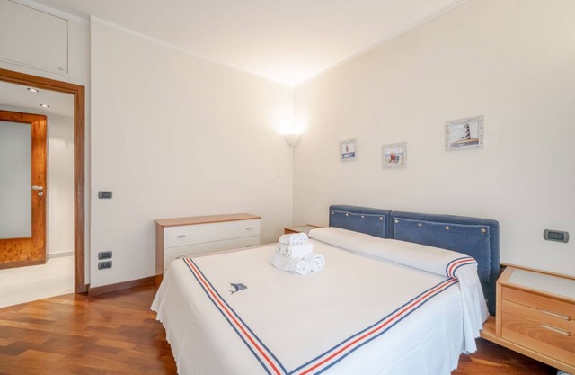 Bright and quiet 55 sqm apartment with balcony, which can accommodate up to 3 people, located on the first floor of a building with lift (NOT suitable for disabled people, several steps to access to it). The property is located in Santa Margherita Ligure