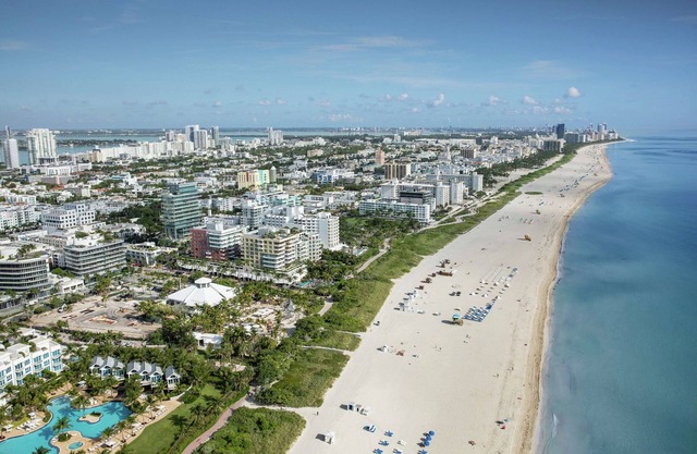 Bright Luxury Condo, Beach Access & Ocean Views!