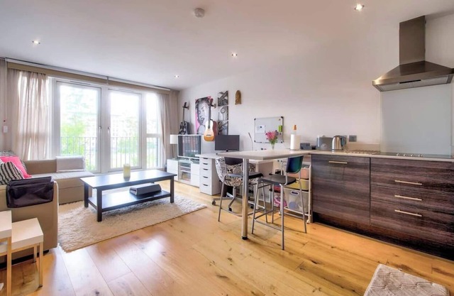 Bright, Modern 1 Bed Close to City Centre