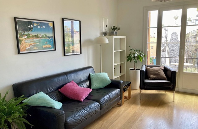 Bright, modern apartment in town center