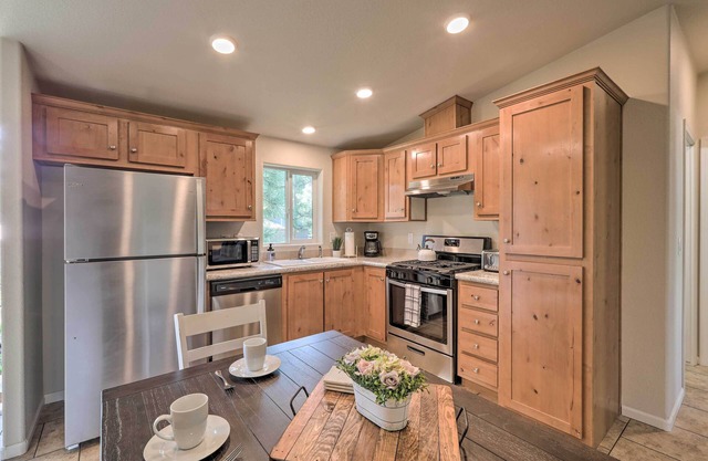 Bright & Modern Flagstaff Cottage Escape!