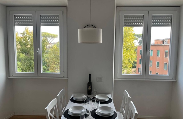 Bright, New and Cozy Apartment 5 Minutes from the Metro