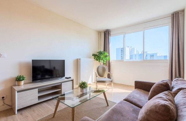 Bright one bedroom apartment with parking