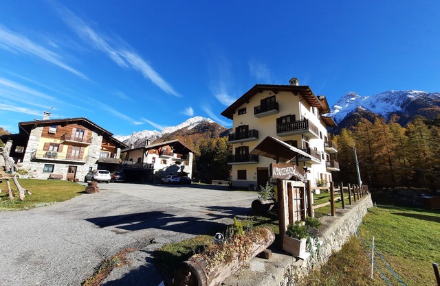 bright, panoramic and comfortable apartment, ideal starting point for trekking.