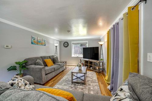 Bright Pittsburgh House with Yard 3 Mi to Downtown!
