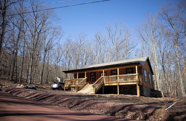 Bright & quiet cabin near mountain attractions