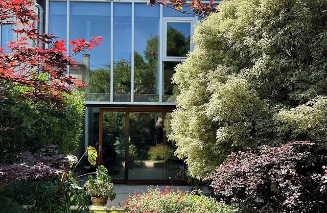 Bright, quiet house opening onto wooded garden near Place Nansouty